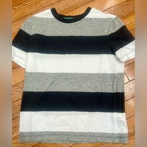 Old Navy Boys Black, Gray, and White Striped Tee
Size M 8